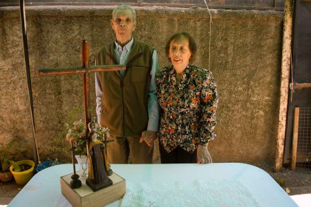 La señora Cristina Gárate Pavez y su marido el cantor a lo poeta Manuel Gallardo Reyes, actuales custodios y anfitriones de la celebración de la Cruz de Mayo original.
